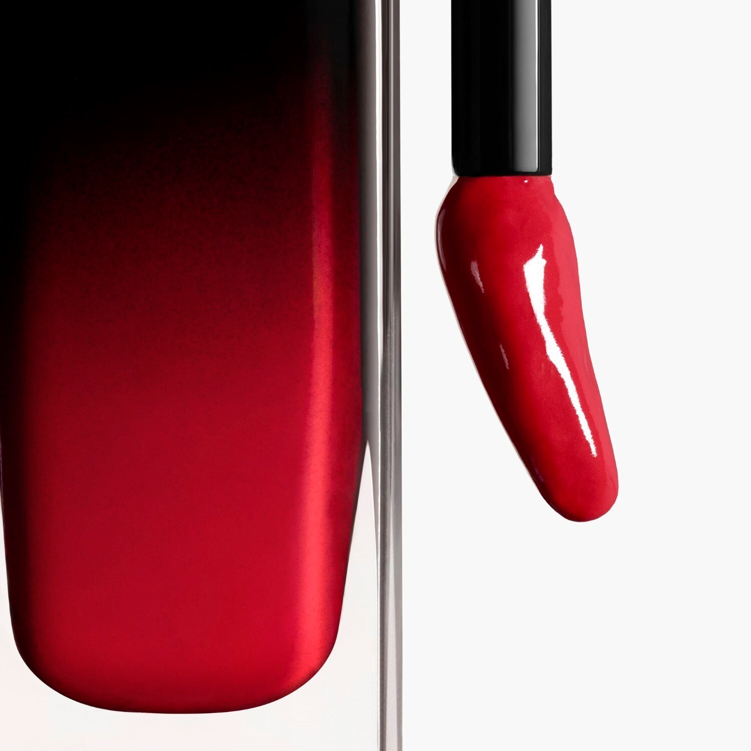 LA BARRA DE LABIOS LÍQUIDA BRILLANTE DE LARGA DURACIÓN